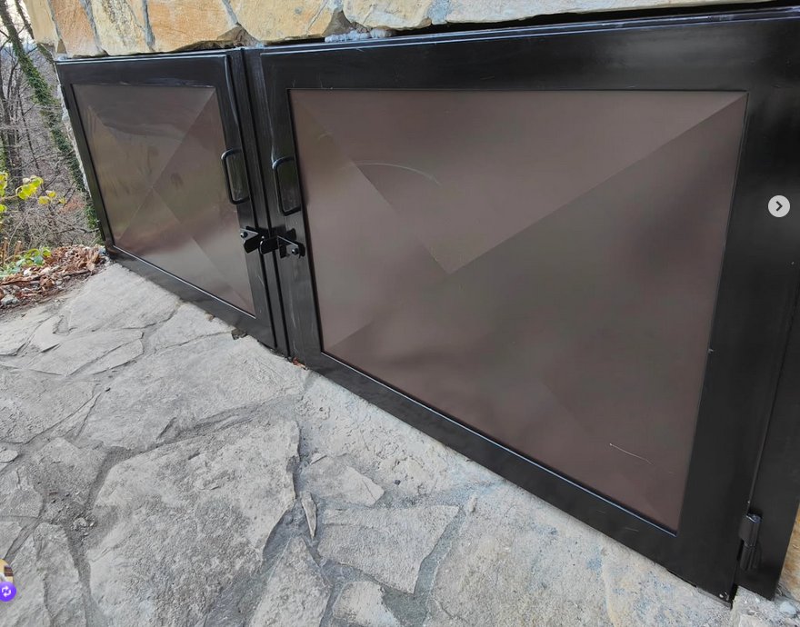 Crna metalna vrata sa tamnim staklom