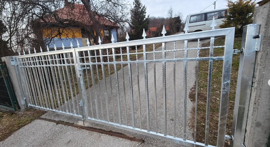 Pocinčana kapija sa ukrasnim vrhovima
