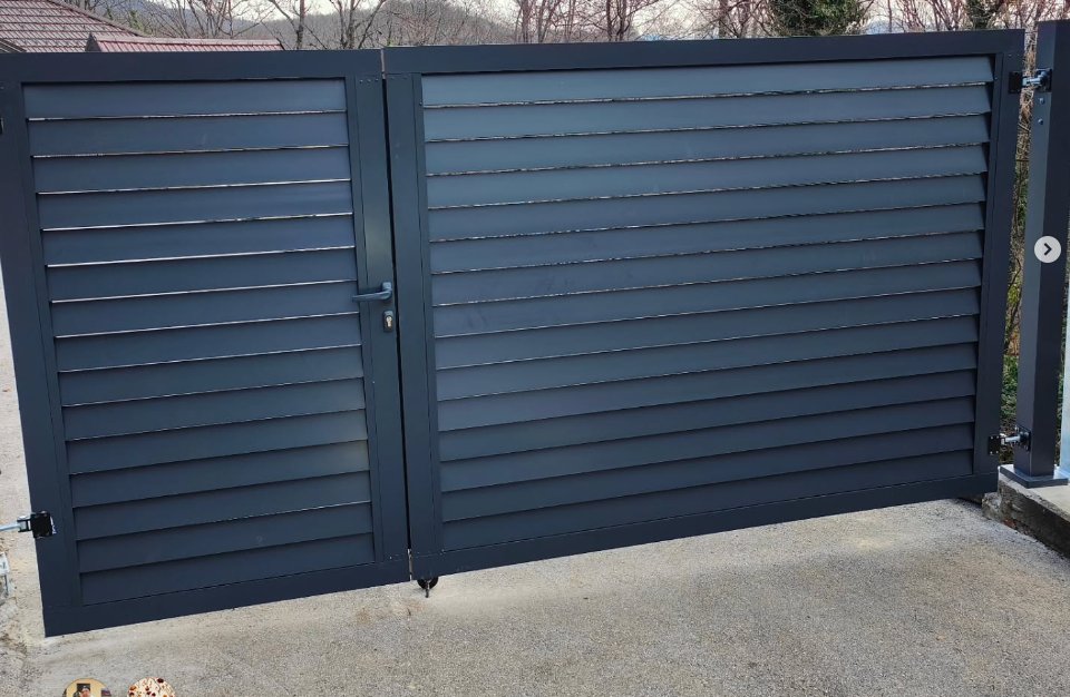 Antracit dvorišna kapija sa lamelama