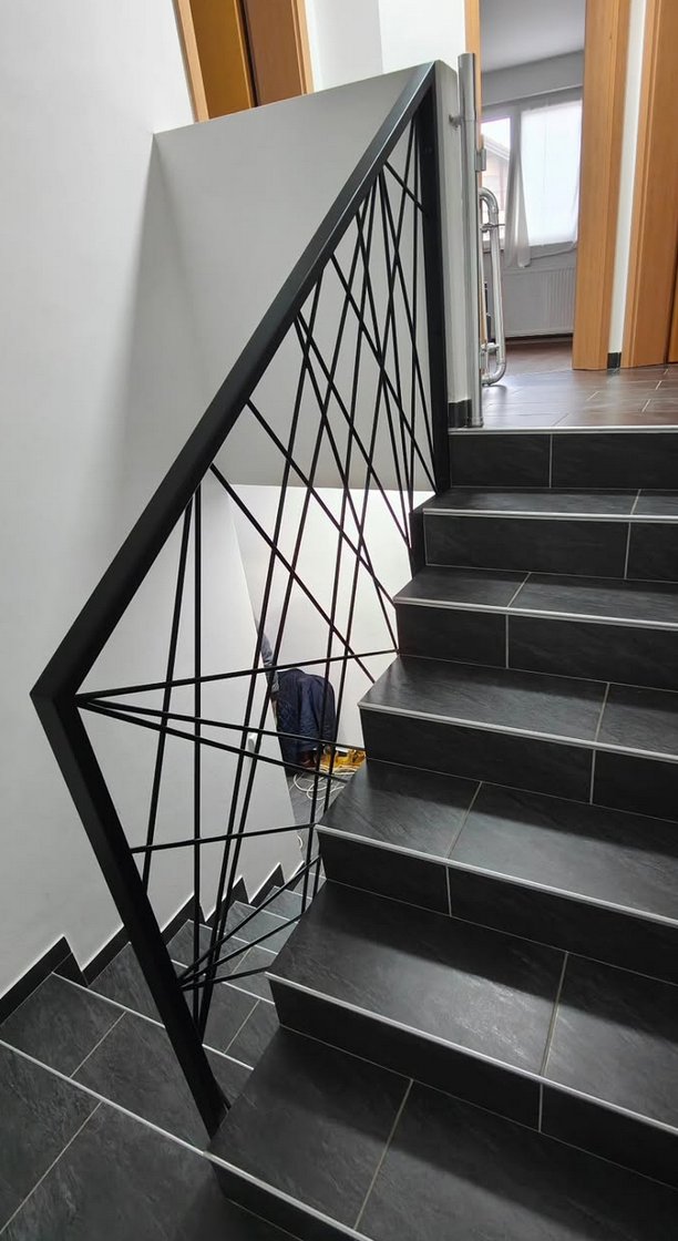 Moderna unutrašnja ograda stepeništa